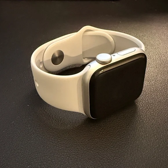 Apple Watch SE Silver Smartwatch - Picture 3 of 5